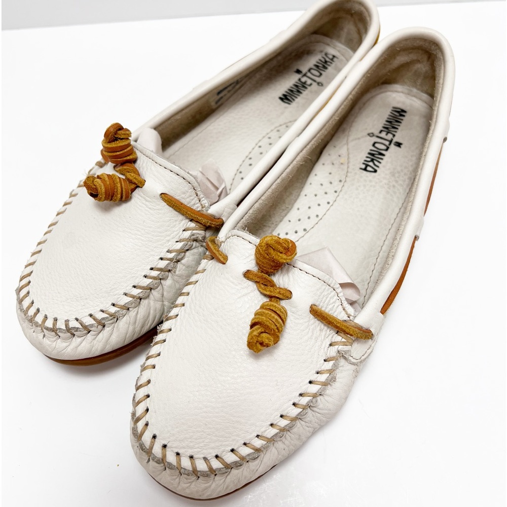 MINNETONKA OFF WHITE WHIP STITCH MOCCASINS SZ 8.5